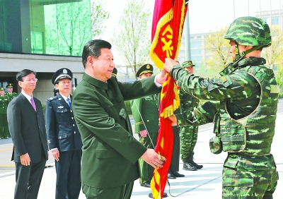 习近平视察武警部队特种警察学院并为 猎鹰突