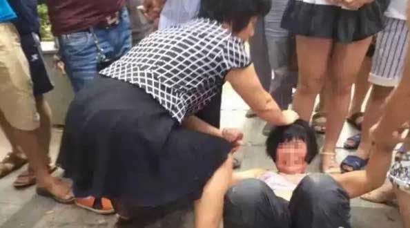 <em>女小偷</em>偷东西被抓 遭市民当街脱衣围殴(2)_图片