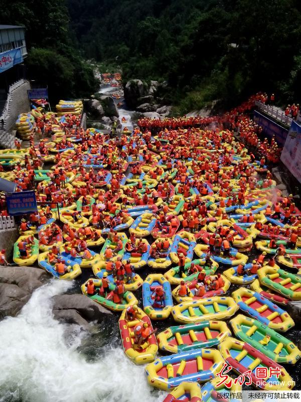 河南景区漂流犹如碰碰车 河段拥挤场面壮观(2