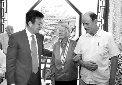 国家外专局向外国老专家颁发抗战胜利纪念章