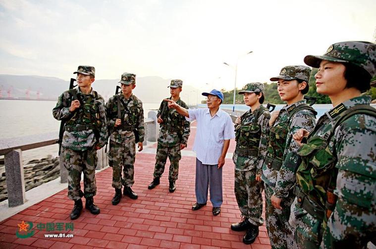 组图:探访连云港海防要塞 女民兵坐打高射机枪
