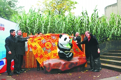 功勛熊貓雕塑落戶英國(guó)倫敦(圖）