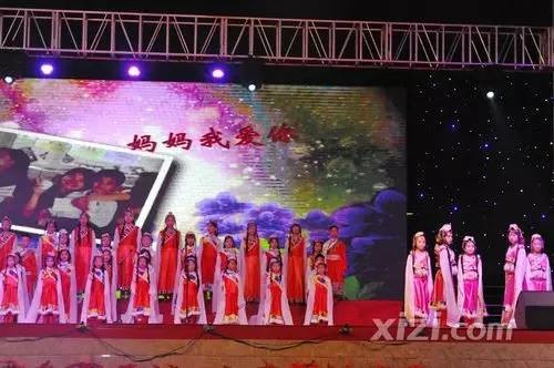 大合唱《妈妈格桑拉》,动听的歌声不知道让台下多少正在观看表演的妈