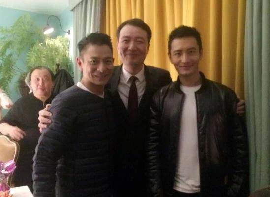 黄晓明请刘德华吃饭碰见小粉丝主动合影