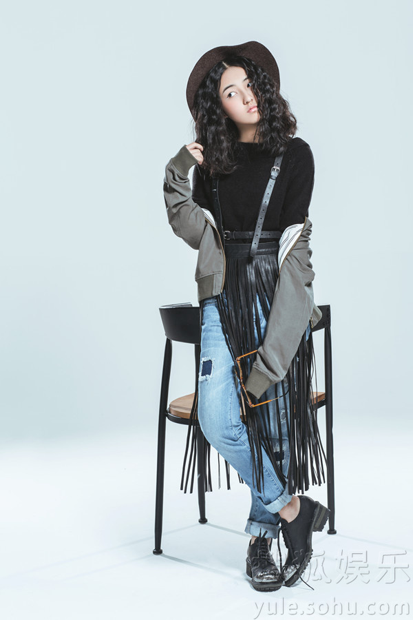 张子枫曝牛仔大片变身少女嬉皮士