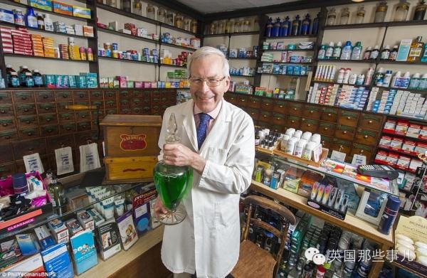 英国最老的药店.原来几百年前英国人配药的方