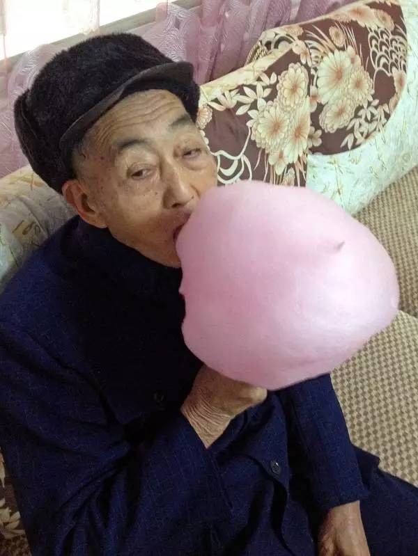 孙子给85岁爷爷拍了一组照片，于是，爷爷就帅遍了全中国……
