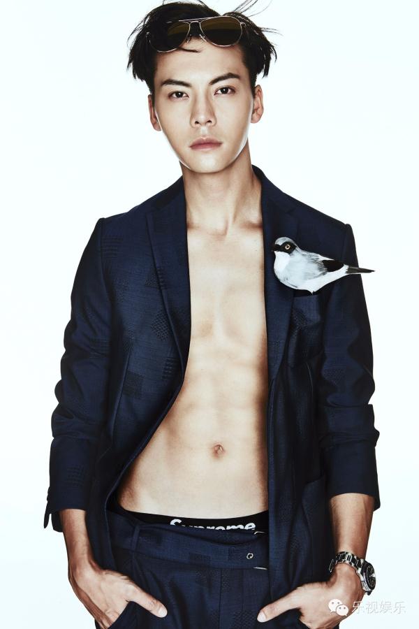 绝士雅痞陈伟霆裸上身拍芭莎 助力儿童实现艺