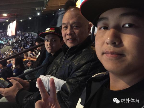 他们去甲骨文球馆观看了NBA圣诞大战