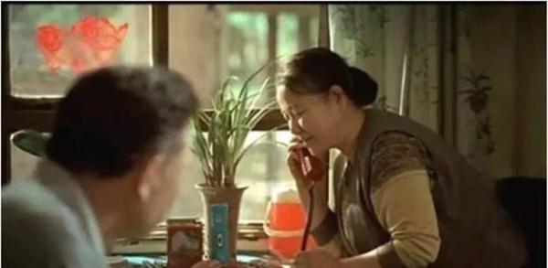 一老头去修手机,店员打开手机一看,被惊呆了…