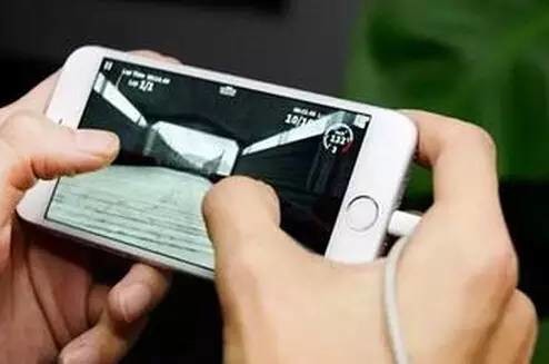 手机整晚充电,到底会不会损害电池?专家称,其