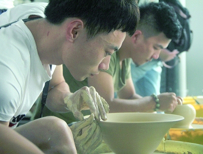 文化部非遗司负责人就非遗传承人群研培计划答记者问
