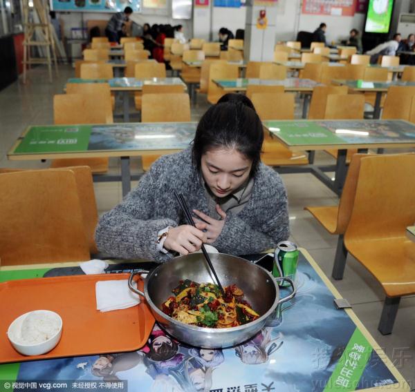北京电影学院艺考三试,张雪迎在考试当天现身北影食堂.图片
