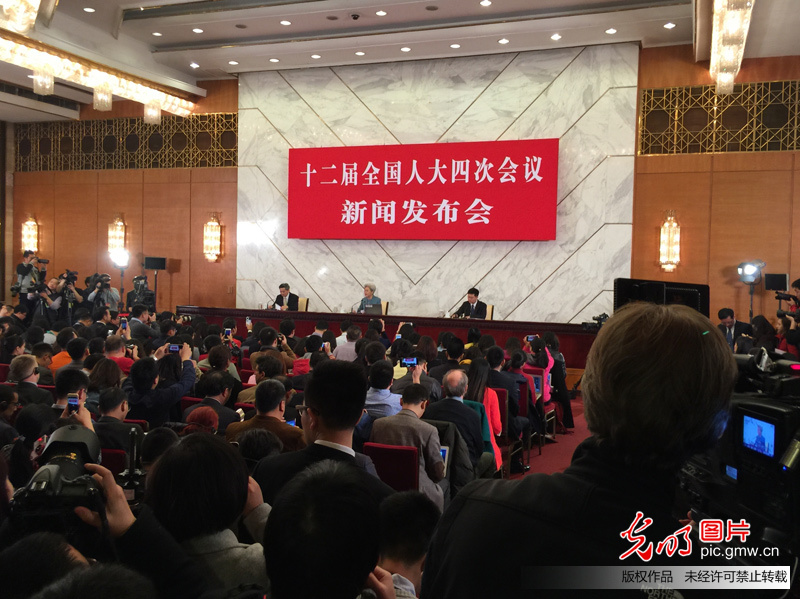 全国人大会议新闻发布会召开(1)_两会猎豹推送