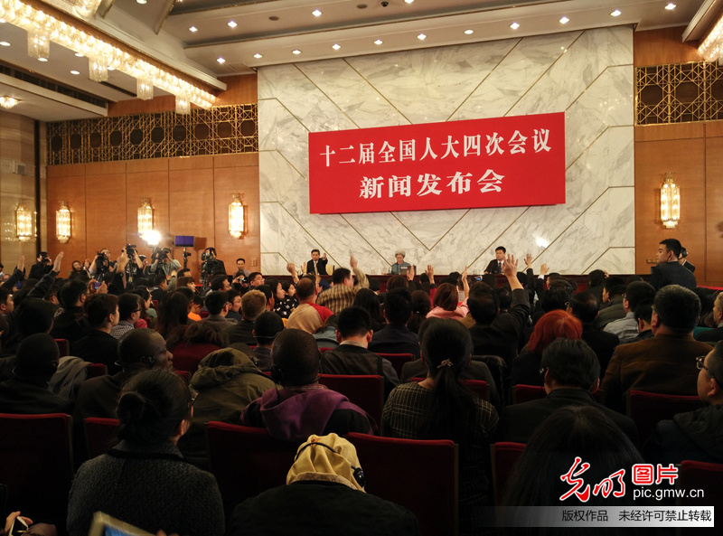 全国人大会议新闻发布会召开(4)_两会猎豹推送