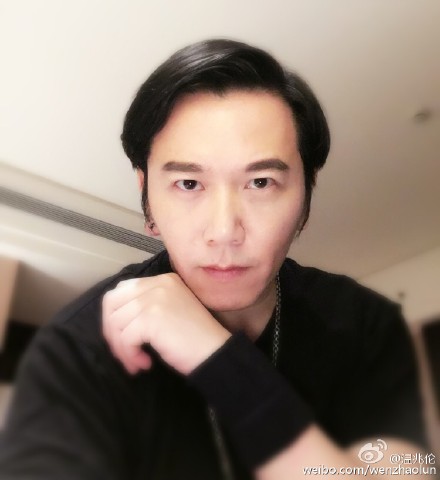 温兆伦炫千万兰博基尼 后面司机为看它撞在一