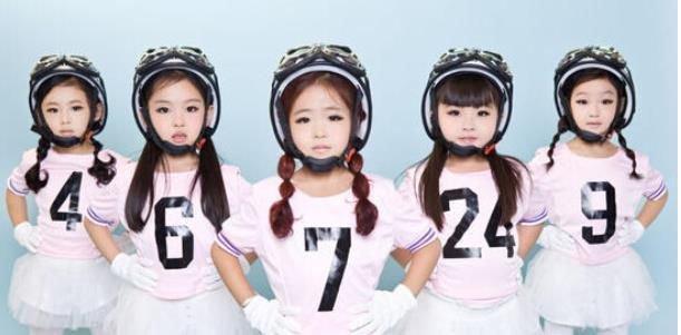 河南小萝莉组合minigirls爆红 最小仅4岁半 _36