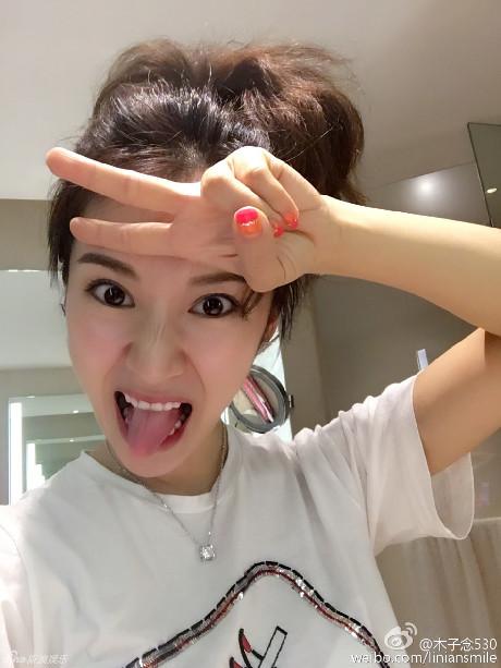 阔太李念自拍玩炫富:胸前钻石太耀眼 可爱似邻