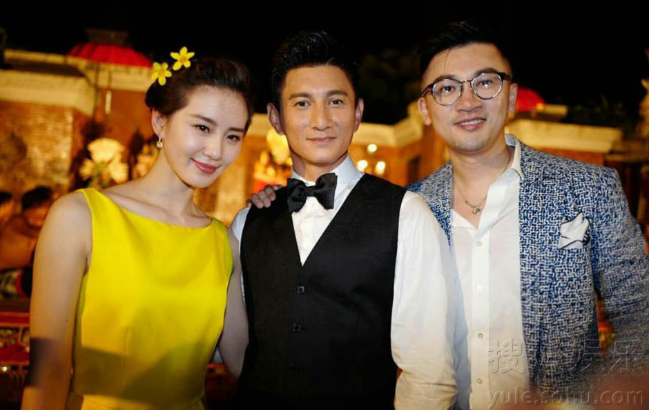 吴奇隆手牵刘诗诗甜cry!苏有朋现身欢迎party(1)_热点资讯 _光明网