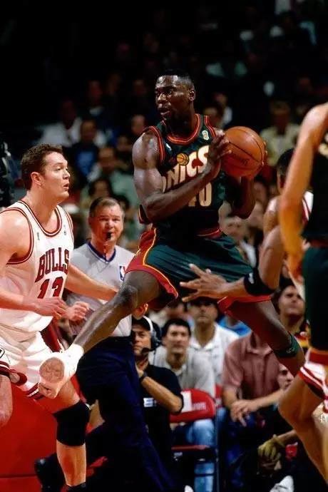 他总决赛对决乔丹 却又昙花一现散尽上亿资产