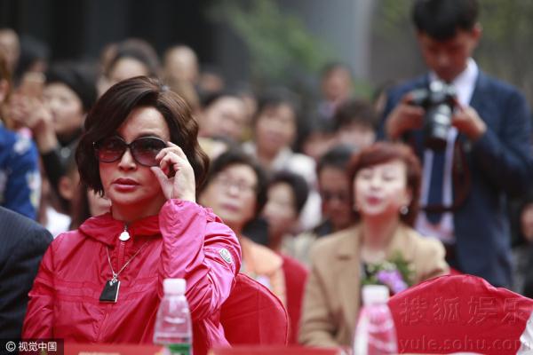 刘晓庆回故乡为美容院站台戴墨镜巨星范儿足