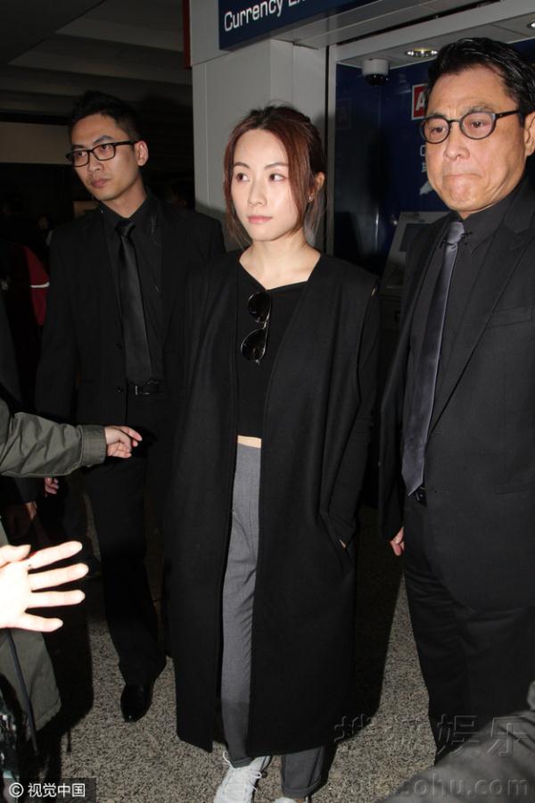  邓丽欣分手 后 首现身 显憔悴含泪否认有第三者 