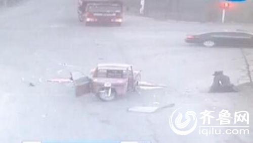 自作自受! 司机闯红灯被撞飞 360度监控捕捉全过