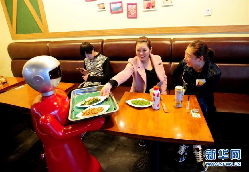 机器人服务员亮相沈阳一餐厅当跑堂 _热点资