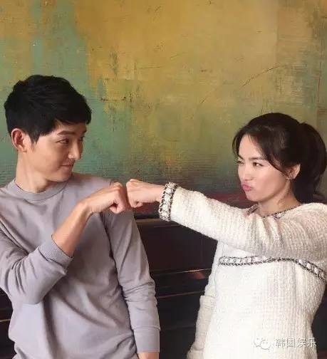 宋仲基近期行程曝光 与家人一同游香港