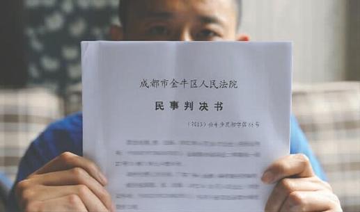 13岁 女孩开 出租 车门撞倒 老人 的哥 女孩 均担责