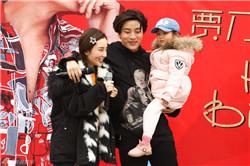 贾乃亮32岁生日 片场举办生日会甜馨上台送祝福 贾乃亮表白李小璐 贾乃亮32岁生日 片场举办生日会甜馨上台送祝福 贾乃亮表白李小璐