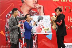 贾乃亮32岁生日 片场举办生日会甜馨上台送祝福 贾乃亮表白李小璐 贾乃亮32岁生日 片场举办生日会甜馨上台送祝福 贾乃亮表白李小璐