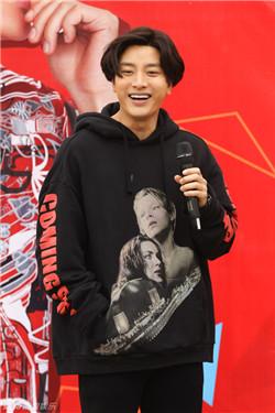 贾乃亮32岁生日 片场举办生日会甜馨上台送祝福 贾乃亮表白李小璐 贾乃亮32岁生日 片场举办生日会甜馨上台送祝福 贾乃亮表白李小璐