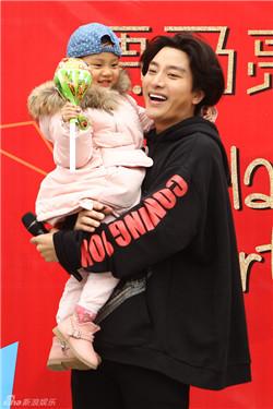 贾乃亮32岁生日 片场举办生日会甜馨上台送祝福 贾乃亮表白李小璐 贾乃亮32岁生日 片场举办生日会甜馨上台送祝福 贾乃亮表白李小璐