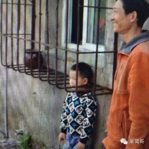 女顾客投诉服务员胸太大,怕教坏小孩!人家胸大