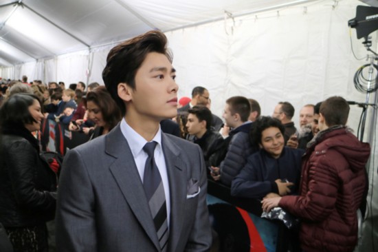 李易峰与科比合照 一身黑装酷帅起航