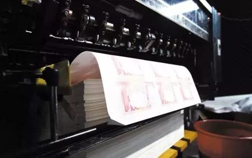 【震惊】广东曝特大假币案!2.1亿重3吨铺满35