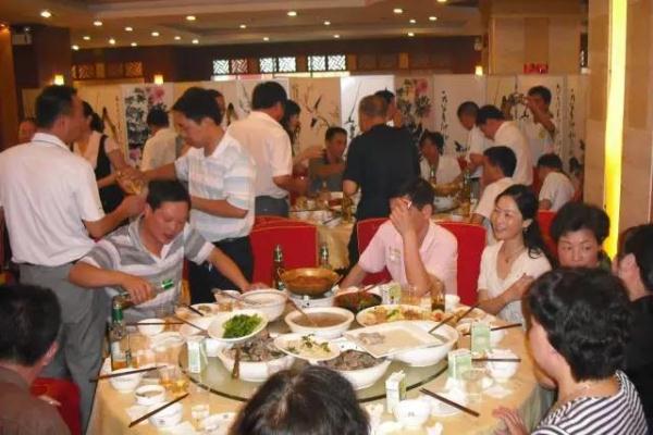 这些同学聚会的照片,瞬间疯传朋友圈….