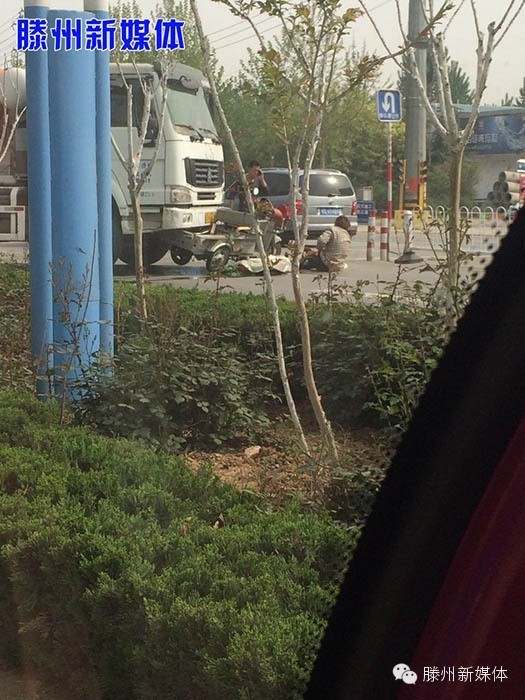 滕州:电动车又出事了,差点被搅拌车…