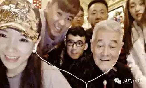 整容、骂网友、晒大牌、哭穷…哇塞,直播室里