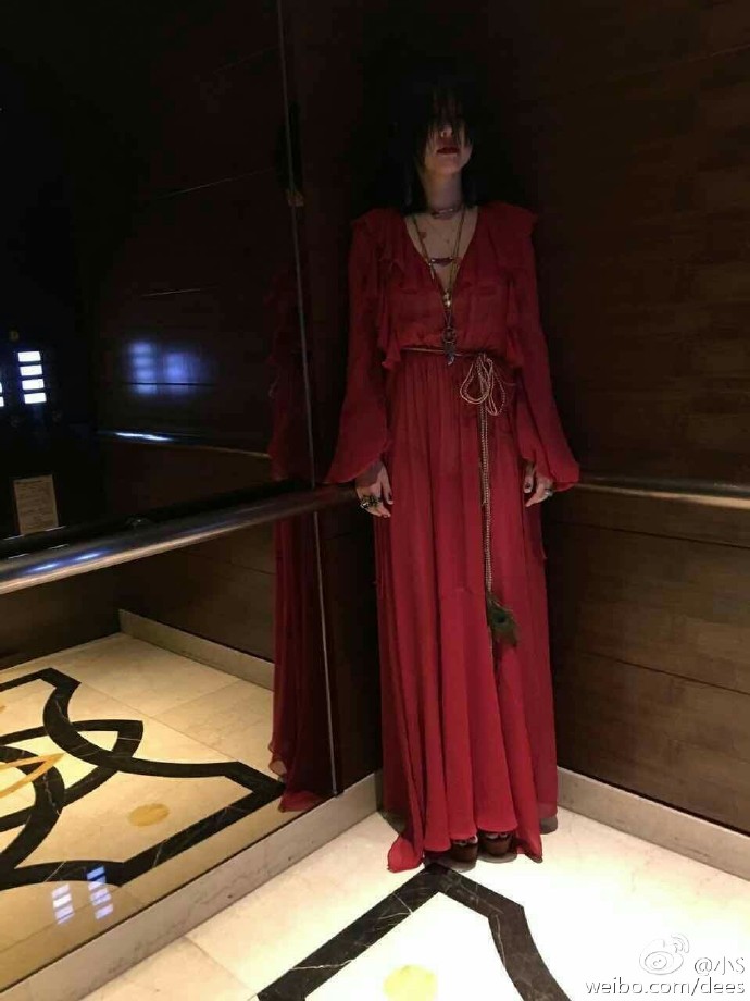 小S出席活动扮相诡异 电梯照像红衣女鬼附体