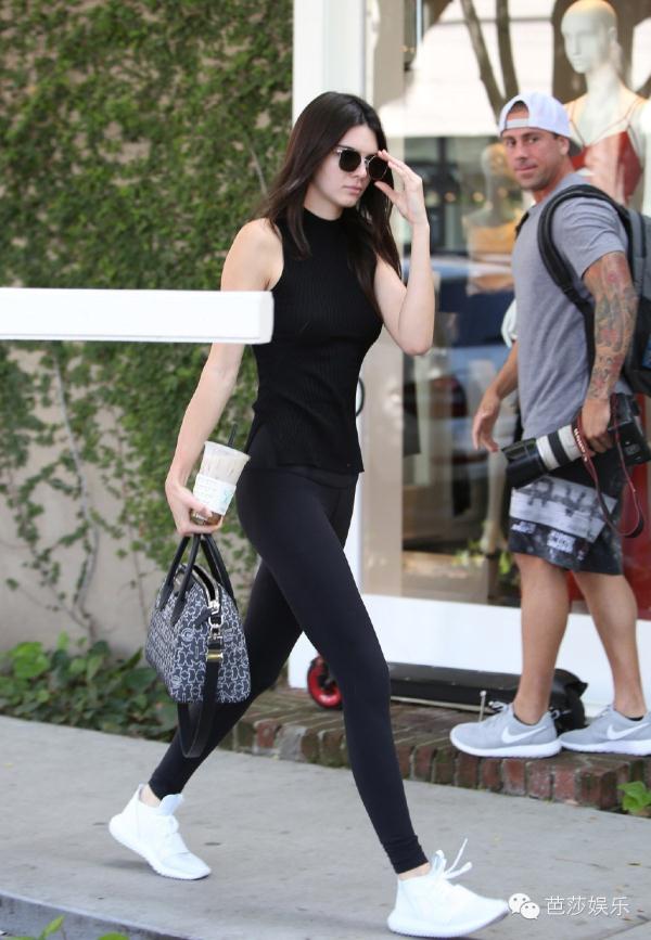 宋仲基和袁姗姗撞款﹐唐嫣和杨幂出门必备﹐今