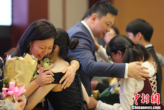 南京举办中学生成人礼 学生与父母、老师深情