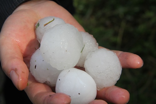广西遭遇强对流天气 雷雨鸡蛋冰雹说来就来