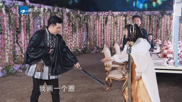 《奔跑吧兄弟》再现泥地大战 撕名牌环节贾玲现王者风范 此次迎接美美公主团加盟的,除了化身帅气王子坚定守护在一旁的跑男团,还有《奔跑吧兄弟》的经典游戏。本期节目里,泥地大战又将上演。贾玲在泥地里爆发惊人力量,直接拽着跑男团的兄弟们和女嘉宾不松手,满脸泥浆也全然不顾,力量值满分。本期节目撕名牌将继续压轴登场,预告片还透露了贾玲在撕名牌时高喊我就是霸主,霸王之气扑面而来。
