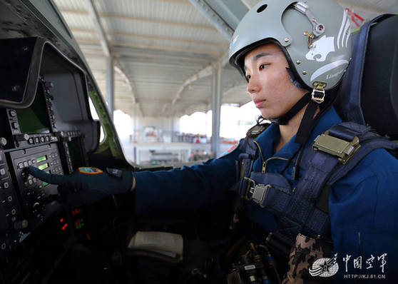 中国空军双学士女飞行员首次开上飞豹歼轰战机