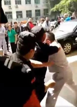 北京:120急救人员和医院保安打架,重症患者被