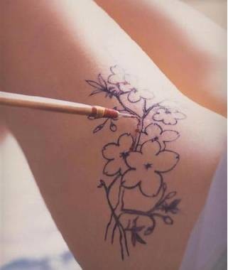 大写的尴尬!武汉美女把前男友名字纹在腿上,如