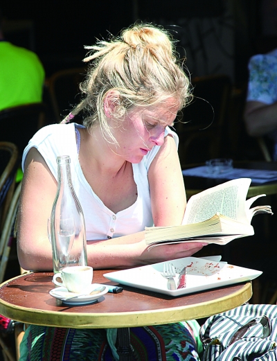 巴黎街头读书人