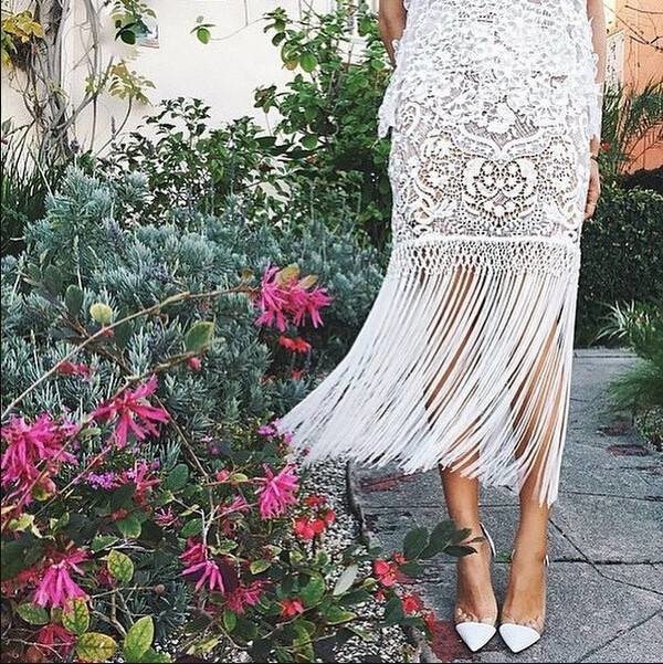 素色上衣+裙子,随意搭配出时尚感!